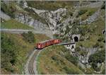Die DFB HGm 4/4 61 ist mit ihrem Dieselzug 238 von Oberwald nach Gletsch unterwegs und erreicht nun den 548 Meter langen  Gletsch  Kehrtunnel.