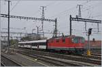 Mit zwei  Domino  Zwischenwagen steht die SBB Re 4/4 11116 im Bahnhof von Biel/Bienne.