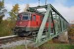 SBB: Lokzug mit der Re 4/4 11318 beim Passieren der Aarebrcke Aarberg am 27.