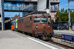 Die BLS Re 4/4 - 195 / Re 425 195-5  Unterseen  (91 85 4425 195-5 CH-BLS) hat am 11 September 2023 den BLS NPZ - RBDe 565 729 in den Bahnhof Spiez rangiert. 

Die Lok ist die letzte der Baureihe und wurde 1983 bei SLM unter der Fabriknummer 5227 gebaut, die elektrische Ausrstung ist von BBC.

Die Loks wurde als Universallokomotive mit guter Bergleistung beschafft, um die Zge mit hheren Geschwindigkeiten befrdern zu knnen und um die Lokomotiven der Grndungsjahre abzulsen. Die Dauerleitung der Koks betrgt 4.980 kW (6.770 PS).

Die Re 4/4 ist eine Neuentwicklung der BLS und SLM aufgebaut auf die Ae 4/4, der ersten laufachslosen Hochleistungslokomotive der Welt. Das ist an der Kastenform eindeutig zu erkennen, die Einstiege an der Lokfront wurde von der Ae 4/4 bernommen. Das Fahrgestell ist hnlich demjenigen der SBB Re 4/4 II. Doch schon da hren die Gemeinsamkeiten zu dieser auch sehr erfolgreichen Baureihe auf. So wird die Kraft mit einer anders konstruierten Tiefzuganlenkung und Seilzug auf die Schienen gebracht. Statt Sandereinrichtungen besitzt die Lok Schienendsen. Bei vielen Versuchen mit z. T. auslndischen Lokomotiven stellt die Re 4/4 noch heute ihre enorme Leistungsfhigkeit am Berg unter Beweis. Einen 630-Tonnen-Zug kann die Lok auf einer 26-‰-Steigung mit 80 km/h befrdern.

TECHNISCHE DATEN der Re 4/4 174 bis 195:
Spurweite: 1.435 mm (Normalspur)
Achsformel: Bo’Bo’
Lnge ber Puffer:  15.470 (15.100 mm Lok 161 bis 173)
Drehzapfenabstand: 7.900 mm
Achsabstand im Drehgestell: 2.800 mm
Treibraddurchmesser: 1.250 mm
Hhe: 4.500 mm
Breite: 2.950 mm
Dienstgewicht:  80 t
Hchstgeschwindigkeit: 140 km/h
Dauerleistung:  4.980 kW (6.770 PS)
Anfahrzugkraft:  320 kN
Dauerzugkraft: 236 kN
Anzahl Fahrmotoren: 4
bersetzungsverhltnis: 1 : 3,346
Stromsystem:  Wechselstrom 15 kV 16,7 Hz
