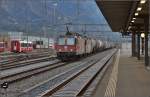 Re 4/4III 11366 und eine unbekannt gebliebene Re 420 rangiern in Landquart.