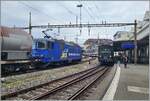 Während die WRS Re 4/4 III Re 430 115 mit ihrem Kesselwagenzug in Lausanne in Richtung Renens VD fährt, wartet die SBB Historique Ae 4/7 10976 mit ihrem SBB Schulzug auf die Weiterfahrt.