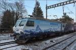 Re 446 018 der EDG mit Matterhorn im Schnee in Rheinfelden (AG). Dezember 2022.