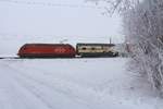 Ein kalter Tag an der Bahnlinie Bern-Thun: Re 460 066.