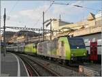 Die BLS Re 485 001 und BLS Re 465 014 sind mit einem Zuckerrübenzug unterwegs und warten in Lausanne auf die Blockdistanz zum vorausfahrenden IR 90. 

4. Nov. 2024