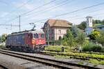 Kampf gegen das Gegenlicht...  Die Re 6/6 620 024 hat einen Kesselwagenzug nach Laufenburg gebracht und umfährt ihn nun, sicherlich um von der Ostseite her in die Anlagen der Basler Chemie im Sisslerfeld unterhalb Stein-Säckingen einfahren zu können. Laufenburg, 21.August 2024  