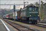 Die Rangierarbeiten in Sulgen am Swisstrainzug mit Ae 4/7 10950 sind fertig. Der Zug ist abfahrbereit. April 2014.