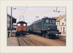 Trotz schlechter Bildqualität vermitteln diese kleine Bildserie recht eindrücklich die Nebenbahnstimmung einer Landstation in den 1980ern: Ein Rangiertraktor und eine Ae 4/7 in Safenwil.
März 1985