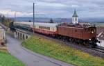 SBB/DB: DB/SBB HISTORIC: 
Rückführung der Ce 6/8 III 14305 von Meiningen bis Olten nach zwei Jahren.
Die Überfuhr  wurde vom 3. November bis 5. November 2017 durch das Team Lützel durchgeführt. Als Zugloks standen die 140 423 sowie die 218 460 vom DB Museum Koblenz im Einsatz. Als Begleitwagen für Eisenbahnfreunde wurden zwei Bm und der Clubwagen mitgeführt. Die 218 460 machte sich bereits kurz nach der Ankunft in Singen nach der Betankung als Lokzug auf die Rückfahrt. In Schaffhausen wurden die Ce 6/8 III 14305 und die Begleitwagen von der Be 4/7 12504 übernommen für die Weiterfahrt nach Olten.
Diese Aufnahme vom 5. November 2017 dokumentiert die Überfuhr bei Lottstetten am späten Nachmittag bei schlechten Lichtverhältnissen.
Foto: Walter Ruetsch  