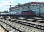 Re6/6 11620 steht hier mit einem Ganzzug aus  Holcim -Wagen im Gterbereich des Bahnhofes Singen (Htw)