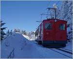 Im Schatten zwischen Rigi Staffel und Staffelhöhe zeigt sich die  Güterlok  He 2/2 N° 18.