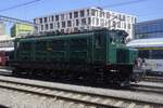 Ae 3/6I  10664 steht am 24 Mai 2026 in Brugg AG mit der non-Buchli Seite des Loks nach der Bahnsteig.