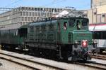 Ae 3/6I  10664 steht am 24 Mai 2026 in Brugg AG mit der non-Buchli Seite des Loks nach der Bahnsteig. Obwohl sie nicht teilnam an das von Verein Mikado 1244 organisiertes Offenes Tur Wochenende am Pfingsten 2026, erh�hte die 10664 die Freude der Eise ...