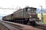 SBB Ae 4/7 Nr.10 968 mit Güterzug mit Personenbeförderung in Dättwil am 14.10.1983.