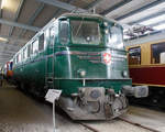 ae-6-6--ae-610/588835/die-sbb-ae-66-11401-8222ticino8220 Die SBB Ae 6/6 11401 „Ticino“ (später Ae 610 401) am 09.09.2017 in der SVG Eisenbahn-Erlebniswelt Horb. Die Ae 6/6-Prototyplokomotive ist im Eigentum der SBB Historic und eine Leihgabe an den Club del San Gottardodie und bei SVG - Eisenbahnerlebniswelt Horb untergestellt.

Die Lok wurde 1952 von der SLM - Schweizerische Lokomotiv- und Maschinenfabrik (Winterthur), der elektrischer Teil ist von BBC - Brown, Boveri & Cie. (Baden) und MFO lieferte die Sicherheitsausrüstung sowie die elektrische Bremse.

In der Nachkriegszeit hatten die Schweizerischen Bundesbahnen ein zunehmendes Verkehrsvolumen zu bewältigen und sahen sich daher veranlasst, eine neue sechsachsige Drehgestelllokomotive vor allem für die Gotthardbahn zu beschaffen. Der Verkehr wurde bis dahin durch die SBB Ae 4/6, die SBB Ae 4/7 sowie die Ce 6/8 Krokodil-Lokomotive abgewickelt. Sie waren – aus heutiger Sicht – nur für sehr bescheidene Anhängelasten zugelassen. Dadurch waren am Gotthard Vorspanndienste nötig, die zeitraubend, unpraktisch und unwirtschaftlich waren.

Das aus SLM und BBC bestehende Konsortium, zu dem sich später die Maschinenfabrik Oerlikon gesellte, erhielt im Jahr 1949 den Zuschlag für den Bau von zwei Prototypen. Den beiden Prototypen vorausgegangen war die Lieferung der CC 6051 (später CC 20001) an die SNCF für das savoyische Netz, das mit 20.000 Volt (später 25.000 V) und 50 Hz elektrifiziert war. Die Maschine mit den beiden dreiachsigen Drehgestellen diente als Vorbild für den mechanischen Teil der Ae 6/6 und wurde bereits 1950 ausgeliefert.

Die technische Entwicklung der Ae 6/6 erwies sich als schwierige Aufgabe, so dass die Lokomotive 11401 erst am 4. September 1952 das Fabrikgebäude der BBC in Münchenstein in fahrtauglichem Zustand verlassen konnte. Sie wurde auf eine Probefahrt nach Zürich geschickt, wo sie gewogen wurde. Dabei stellte sich heraus, dass sie 124 t statt der vorgesehenen 120 t wog. Sie kehrte nach Münchenstein zurück und wurde vorerst technisch weiterentwickelt. Am 31. Januar 1953 folgte auch die Ae 6/6 11402.

Die SBB beschafften zwischen 1952 und 1966 insgesamt 120 dieser Lokomotiven der Achsfolge Co'Co'.  In den 1970er Jahren wurden die Prototypen 11401 und 11402 technisch weiterentwickelt. Sie wurden im Jahr 1978 vor allem der Lokomotive 11414 angeglichen, erhielten aber nie die Qualität der Serienlokomotiven. 1971 wurden die Ae 6/6 durch die neue SBB Re 4/4 III auf der Gotthardstrecke etwas entlastet. Echte Konkurrenz bekamen sie jedoch ab 1975 durch die SBB Re 6/6, die als ihr Nachfolge-Typ vorgesehen war und beinahe die doppelte Leistung hat. Der ehemalige Star des Gotthards wurde damit in niedergeordnete Dienste verdrängt und seither meist im Mittelland und im Jura und seit Mitte der 1990er Jahre fast nur noch im Güterverkehr eingesetzt. Dies, da er für den schnellen Reiseverkehr mit der von 125 km/h auf 120 km/h herabgesetzten Höchstgeschwindigkeit zu langsam ist.

1999 wurden auf Grund der Restrukturierung bei den SBB alle 120 Lokomotiven in die Division Güterverkehr (SBB Cargo) eingeteilt. Im Güterverkehr ist die Ae 6/6 heute weiterhin eine sehr zuverlässige Lokomotive. Da die Ae 6/6 Drehgestelle mit je drei Achsen enthalten, haftet an ihnen der Makel von «Schienenmördern». Der Unmut wurde besonders aufgrund von Güterfahrten auf der zur Chemins de fer du Jura (CJ) gehörenden Strecke Porrentruy–Bonfol laut.

Als grösster Nachteil der Ae 6/6 wird häufig die fehlende Vielfachsteuerung erwähnt. Bisherige Pläne eines Umbaus wurden verworfen und aufgrund der ungewissen Restlebensdauer auch nicht weiter verfolgt. 

Die noch betriebsfähigen Serienloks waren zuletzt vor Nahgüterzügen anzutreffen, und standen tagsüber meist in den großen Rangierbahnhöfen. Im März 2007 gab SBB Cargo bekannt, dass eine größere Anzahl von Ae 6/6 eine Neubemalung im sogenannten 'Cargo-Look' erhalten und noch mindestens bis zur Inbetriebnahme des Gotthard-Basistunnels (voraussichtlich um 2016) in Betrieb bleiben sollten. 

Am 5. Juli 2012 veröffentlichte SBB Cargo das neue Flottenkonzept, welches die Ausmusterung der noch im Betrieb stehenden, rund 40 Ae 6/6 bis Ende 2013 vorsieht. Ihre verbliebenen Dienste sollen durch Re 620 und Re 420 übernommen werden. Im Dezember 2013 stellte SBB Cargo die letzte Ae 610 außer Dienst. Die Lokomotiven die nicht SBB Historic übergeben wurden, wurden verschrottet.

TECHNISCHE DATEN der Ae 6/6 -11401 (Daten der Serienlok weichen leicht ab):
Nummerierung:  11401 – 11520 (später auch Ae 610 401–Ae 610 520)
Gebaute Anzahl: 120
Hersteller:  SLM Winterthur, BBC Baden und MFO Zürich
Baujahre:  1952, 1955–1966
Ausmusterung:  2002–2013
Spurweite: 1.435 mm (Normalspur)
Achsformel: Co'Co'
Länge über Puffer: 18.400 mm
Drehzapfenabstand: 8.700 mm
Achsabstände in den Drehgestellen: je 2 x 2.150 mm
Triebraddurchmesser: 1.260 mm
Höhe:  4.500 mm
Breite: 2.970 mm
Dienstgewicht: 124 t (Serienloks 120 t)
Höchstgeschwindigkeit:  125 km/h (später  auf 120 km reduziert)
Stundenleistung:  4.300 kW (5.830 PS)
Anfahrzugkraft:  330 kN (Serienloks 400 kN)
Anzahl der Motoren: 6
Getriebeübersetzung: 1 : 2,216
Bremssysteme:
Automatische Bremse: Oerlikon
Elektrische Bremse: Nutzstrombremse
Schleuderbremse: manuell
Handbremse: Spindel