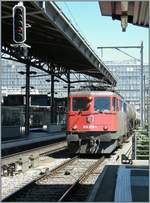 Die SBB Ae 6/6 11519 (Ae 610 519-1) erreicht mit einem Güterzug Lausanne.