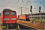 Die Ae 6/6 11402  Uri  erreicht mit einem Güterzug den Badischen Bahnhof von Basel, was für die Langlebigkeit des Prototyps der Ae 6/6 spricht.