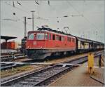 Die Ae 6/6 11456  Olten  erreicht mit einem Güterzug den Badischen Bahnhof von Basel.