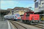 Die SBB Ee 3/3 IV 16551 / Ee 934 551-3 rangiert in Lausanne. Die Lok ist für vier Stromsysteme ausgerüstet: 15000 V 16 2/3 Hz Wechselstrom, 25000 V 50 Hz Wechselstrom, 1500 V Gleichstrom und 3000 V Gleichstrom.

14. April 2011