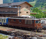 Die BLS Re 4/4 – 193 „Steg“ (Re 425 193) ist am 28.05.2012 beim Bahnhof Zweisimmen abgestellt, aufgenommen aus einfahrendem Goldenpass Zug.