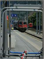Noch ein etwas anderes Zugbild: Eine Re 420 mit einem IR fhrt gerade von Brig kommend, im Bahnhof Visp ein.