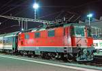 re-4-4-ii-re-420/227678/nachtschwaermereien---die-sbb-re-44 Nachtschwrmereien - Die SBB Re 4/4  - 11152 ist am 29.09.2012 (3:28 Uhr) im Bahnhof Luzern abgestellt. Diese Lok ist eine der letzten aus der 1. Bauserie. Diese Bo'Bo' Universallokomotiven haben eine Leistung von 4700 kW (6320 PS) und eine Hchstgeschwindigkeit von 140 km/h, in der Schweiz ist nicht Hchstgeschwindigkeit  sondern Leistung das entscheidende.