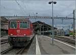 Die SBB Re 4/4 II 11115 mit ein %6 achsigen Pilgerzug (SBB Salonwagen, SNCB (!) B, und 12 SBB Bpm 51) auf dem Weg nach Lourdes sowie SBB Re 460 050-7  RailAway .
Lausanne, den 12. Mai 2013