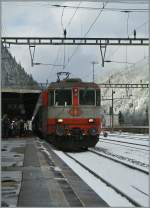 Die  Swiss-Express  Re 4/4 II 11109 mit dem IR 2173 Basel - LOcarno beim Halt in Göschenen.
24. Jan. 2014  