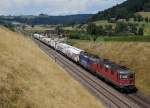 re-4-4-ii-re-420/442404/sbb-gueterzug-auf-der-fahrt-in SBB: Güterzug auf der Fahrt in Richtung Luzern mit Doppeltraktion Re 420 bei Wauwil am 22. Juli 2015.
Foto: Walter Ruetsch