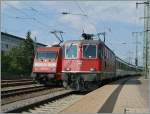 re-4-4-ii-re-420/444524/die-re-44-ii-11196-erreicht Die Re 4/4 II 11196 erreicht mit ihrem IC 282 von Zürich nach Stuttgart den Bahnhof Singen. Auf dem Nebengleis wartet schon die DB 101 119-6 welche den Zug ab Singen übernehmen wird.
2. August 2015