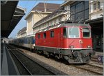 Die SBB Re 4/4 II 11126 steht mit dem Disop-Zug auf Gleis zwei in Lausanne.