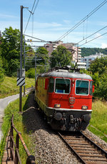   Die SBB Re 4/4 II 11135 (Re 420 135) fährt am 18.06.2016 mit dem IR 2823, durch die neue Haltestelle  Neuhausen Rheinfall , in Richtung Zürich HB.