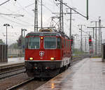
Bei strömenden Regen setzt sich nun die SBB Re 4/4 II - 11127 bwz. Re 420 127-3 (91 85 4 420 127-3 CH-SBB) am 17.06.2016 im Bahnhof Singen (Hohentwiel) vor den IC 185 (Suttgard Hbf - Singen - Zürich HB).