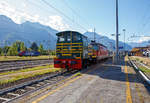   Die italienische Dieselrangierlok D.245.2230 (98 83 2245 430-3 I-TI) der Trenitalia (100-prozentige Tochtergesellschaft der FS), zieht am 16.09.2017 in Domodossola die schweizerische SBB Re 420