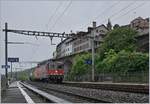 Die SBB RE 4/4 420 259-4 mit einem Güterzug auf der Fahrt in Richtung Wallis bei der Durchfahrt in St-Saphorin.