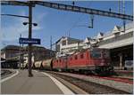 Nach dem Abwarten der Blockdistanz in Lausanne setzen die beiden Re 4/4 II 11250 und 11275 mit dem Spaghetti-Zug von Frankreich nach Italien ihre Fahrt fort.