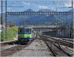 Die BLS Re 4/4 II 501 erreicht mit ihrem RE von Interlaken Ost nach Zweisimmen den Bahnhof von Spiez.