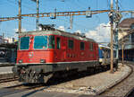 Die SBB Re 4/4 II – 11195 / Re 420 195 (91 85 4 420 195-0 CH-SBB) mit einem IR am 29.05.2012 im Bahnhof Lausanne. An diesem Tag war die Lok defekt und mit dem IR leigengeblieben, daher wurde sie mit dem Zug von dem Lösch- und Rettungszug (LRZ)  Lausanne   wieder in den Bahnhof Lausanne zurückgeschleppt. Bei der SBB sind nur wenige Dieselloks vorhanden, so greift auf den LRZ zurück und dieser wird so auch mal bewegt.

Bis 2006 gehörte die Re 4/4 11195 zu den sechs Lindau-Lokomotiven. Um die Schnellzüge und später EC Zürich - München ohne Lokwechsel bis Lindau befördern zu können, wurden diese sechs Lokomotiven mit einer breiten Stromabnehmerpalette nach der DB -Norm ausgestattet. Damit diese in der Schweiz nicht ins Lichtraumprofil ragt, musste ein Stromabnehmer mit Kettenantrieb, der sich besonders tief absenken lässt, verwendet werden. Nachdem die mit Indusi ausgerüsteten Re 421 von SBB Cargo die Traktion der EC-Züge übernommen haben, wurden die sechs Re 4/4 II bis 2006 normalisiert. 
