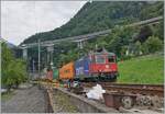 Bei Villeneuve ist die SBB Re 4/4 II 11346 (Re 420 346-9) mit einem kurzen Güterzug unterwegs.