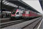 Die SBB Re 4/4 II 11273 (Re 420 273-5) und Re 4/4 II 11269 (Re 420 269-3) in Vielfachsteuerung warten mit ihrem Güterzug in Lausanne die Überholung mit dem RABe 511 119 ab, um dann ihre Fahrt in Richtung Villeneuve fortzusetzten. 

2. Dez. 2024