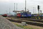 WRS: Am 4. Mai 2018 warteten die beiden Loks 430 111 und 430 115 von Widmer Rail Services AG in Weil am Rhein auf ihren nächsten Einsatz.
Zur Aufnahme: Standort Baustelle, Bildausschnitt Fotoshop.
Foto: Walter Ruetsch  