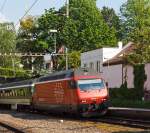 Re 460 022-7 fhrt am 26.05.2012 mit einme IC in den Bahnhof Vevey ein.
