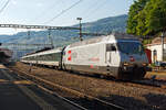 Die SBB Re 460 107-6  Glärnisch  (2012 noch mit Ganzwerbung  SF – Schweizer Fernsehen“)  mit einem IR am 26.05.2012 beim Halt im Bahnhof Vevey.