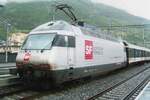 In stromender Regen steht 460 100 mit ein IC nach Geneve in Visp, 15 Mai 2010.