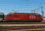 Seitenportrait der SBB Re 460 014-4   Val-du-Trient  am 29.05.2012 mit einem IR im Bahnhof Lausanne.

Die Lok wurde 1992 von der SLM unter der Fabriknummer 5475 gebaut, der elektrische Teil ist von ABB.
