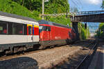 Die SBB Re 460 029-2  Eulach   (91 85 4 460 029-2 CH-SBB) verlässt am 28 Mai 2012 mit ihrem Zug den Bahnhof Vevey in Richtung Montreux.