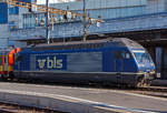 Nochmal etwas mehr gezoomt...
Die BLS Re 465 015-6 La Vue-des-Alpes“ (91 85 4465 015-6 CH-BLS) mit dem Gleismesswagen 99 85 936 2 000-3 (vermutlich ex SBB X 60 85 99 73 105-6) und dem SPENO Schienenschleifzug  RR 16 MS-11 (99 85 9127 102-3 CH- SPENO) am Haken, hat am 29.05.2012 im Bahnhof Lausanne Hp0.

Die Lok wurde 1996 von der SLM Winterthur unter der Fabriknummer 5739  gebaut, der elektrische Teil ist von ADtranz. 

Die BLS Re 465 ist eine von der BLS Lötschbergbahn beschaffte elektrische, vierachsige Universallokomotive mit Umrichtertechnik. Sie ist eine Variante der Re 460 der SBB und gehört zur Lok-2000-Familie. Der Unterschied zur SBB Re 460 ist die Umrichteranlage. Im Gegensatz zur Re 460, die mit einem Umrichter pro Drehgestell ausgerüstet ist, verfügt die BLS Re 465 über einen Umrichter pro Radsatz. Somit lässt sich eine schleudernde Achse schneller und effektiver wieder in normalen Lauf bringen. Zudem besitzt die Re 465 sechspolige Asynchron-Fahrmotoren (Re 460: vierpolige Asynchronmotoren). Dadurch hat die Re 465 eine um 300 kW höhere Dauerleistung von insgesamt 6.270 kW (Stundenleistung von 7.000 kW) gegenüber der Re 460. Zudem ist die Re 465 mit der Vielfachsteuerung des Systems IIId und mit Übergangskabel BLS/BBC ausgerüstet.  Dies erlaubt die Vielfachsteuerung zum Beispiel mit Re 4/4II, Re 4/4III, Re 6/6, Re 425 oder Ae 415. Die Radsätze im Drehgestell stellen sich radial zum Gleisbogen ein.

Die Re 460 und die Re 465 sind erfolgreiche Konstruktionen. Dank ihnen gewann das schweizerische Konsortium SLM/ABB Ausschreibungen von Hochleistungslokomotiven in Norwegen (NSB El 18), Finnland (VR Baureihe Sr2) und Hongkong (KCRC TLN/TLS).

TECHNISCHE DATEN:
Spurweite:  1.435 mm (Normalspur)
Achsformel:  Bo’Bo’
Länge über Puffer:  18.500 mm
Höhe:  4.540 mm
Breite:  3.000 mm
Dienstmasse:  84 t
Zugelassene Höchstgeschwindigkeit:  160 km/h
Stundenleistung:  7.000 kW
Dauerleistung:  6.400 kW
Anfahrzugkraft:  300 kN
Treibraddurchmesser:  1.100 mm
Stromsystem:  Wechselstrom 15 kV 16,7 Hz
