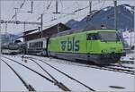 Die BLS Re 465 011 erreicht mit ihrem GoldenPass Express GPX 4065 von Interlaken Ost nach Montreux den Spurwechselbahnhof Zweisimmen.
