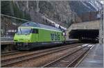 Am Schluss des aus Kandersteg eingetroffen AT1 Autotunnelzuges schiebt die BLS Re 465 002 (91 85 4465 002-4 CH-BLS), die Steuerwagen scheinen also noch nicht in Betrieb zu sein.