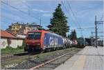 Die SBB Re 474 003 erreicht mit einem Güterzug nach Luino den Bahnhof Gallarate und muss eine Weile auf die Weiterfahrt warten.

27. April 2019